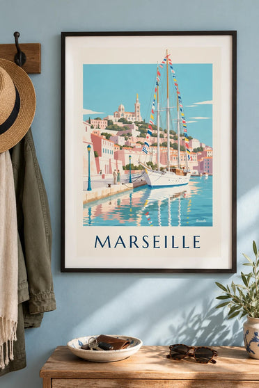 Poster met grote zeilboot in de haven van Marseille : ingelijst aan de muur