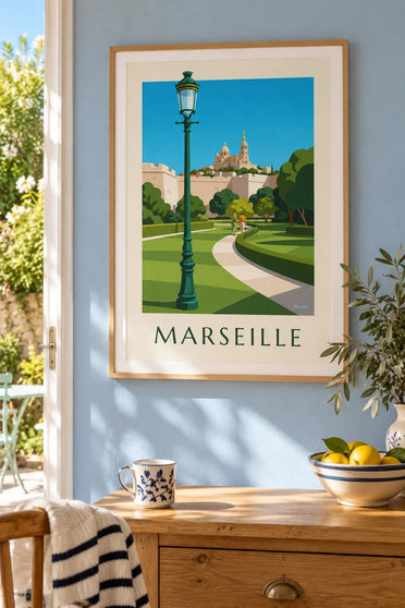 Poster Notre-Dame-de-la-Garde gezien vanaf Le Pharo : ingelijst aan de muur