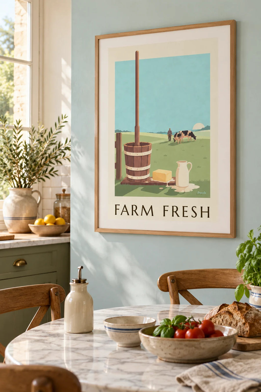 Poster van een houten karn en een klomp boerenboter: ingelijst aan de muur