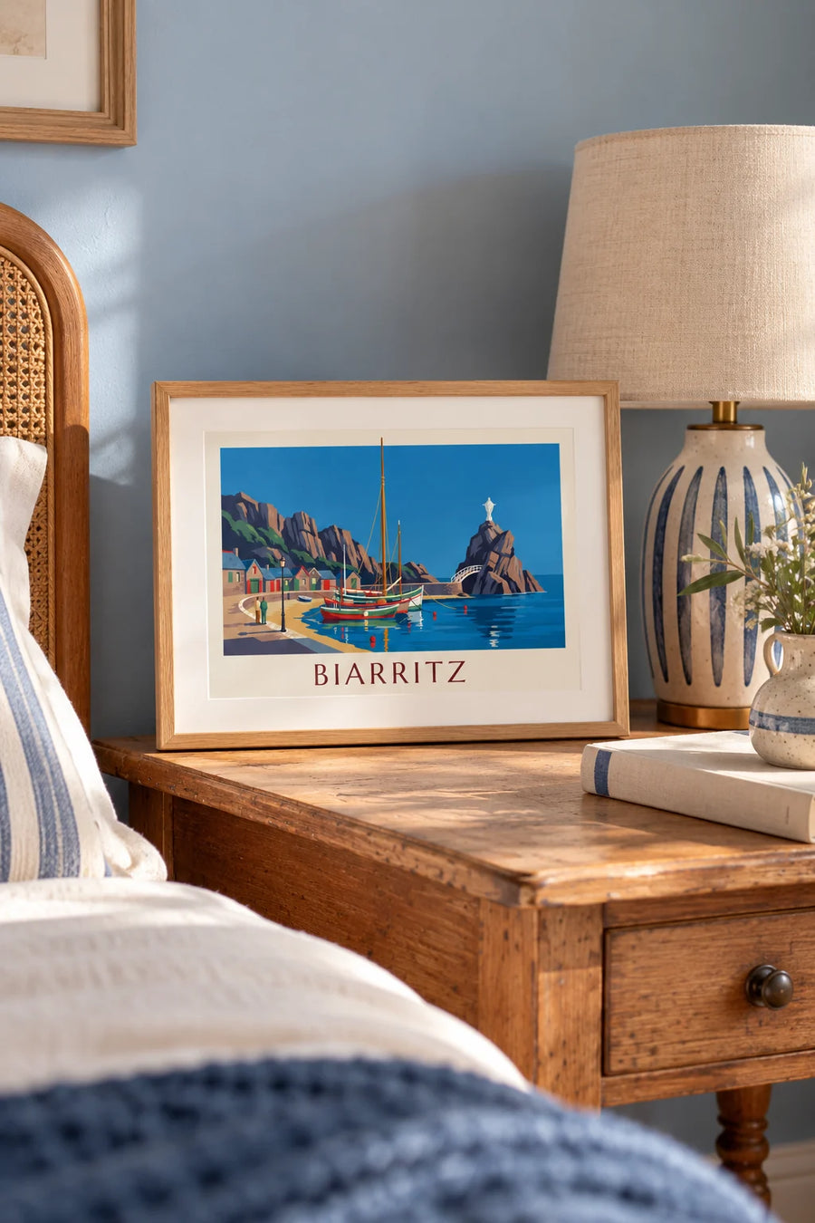 Poster van de Port des Pêcheurs in Biarritz en de Rocher de la Vierge: klein formaat A4 ingelijst