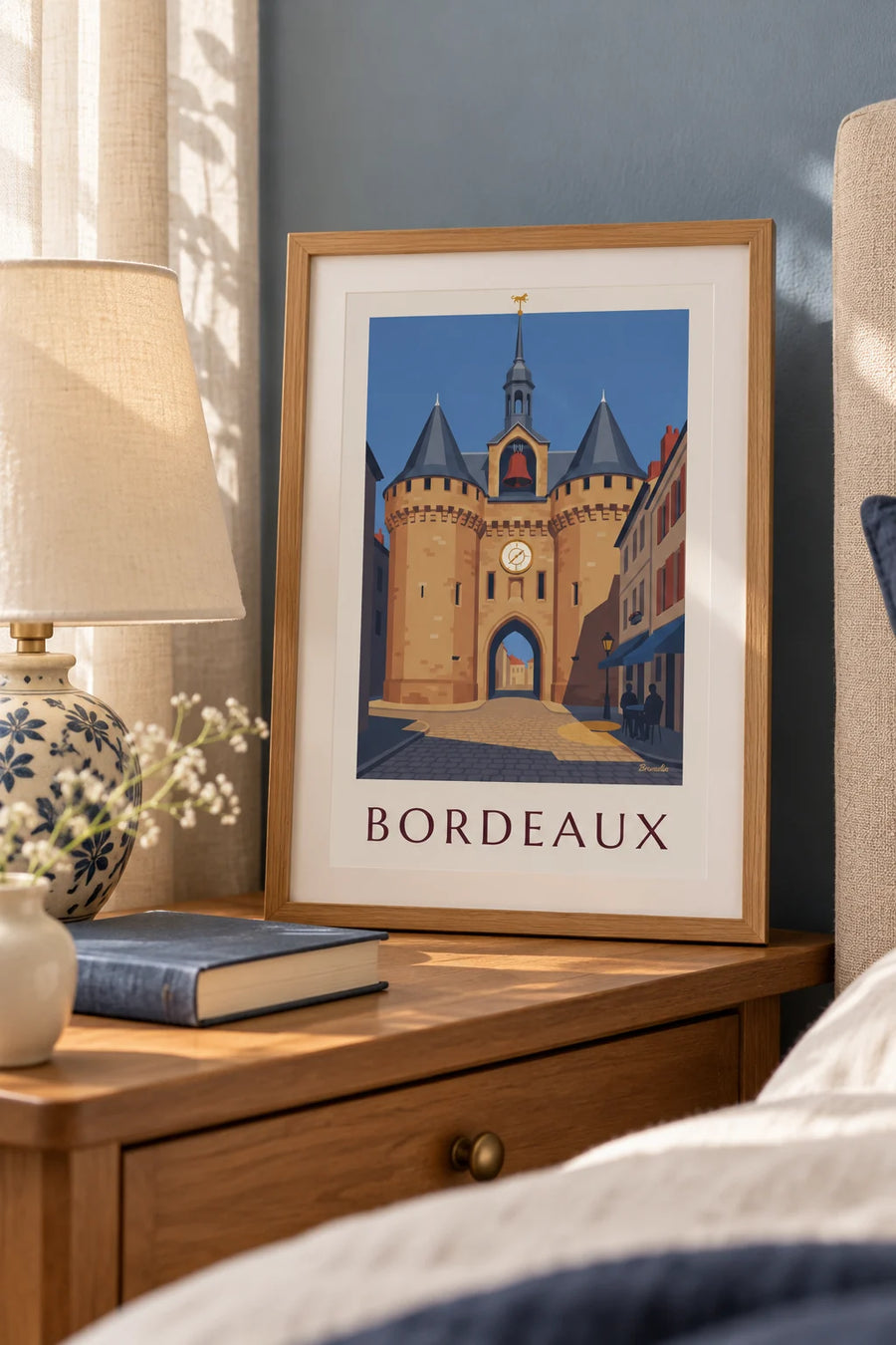 Poster Grosse Cloche van Bordeaux en caféterras: klein formaat A4 ingelijst