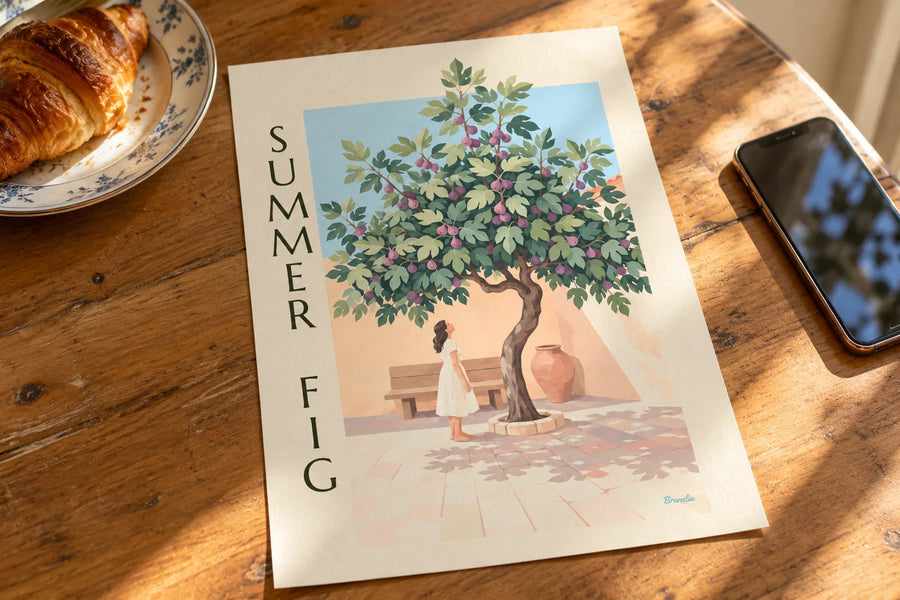 Affiche figuier chargé de figues violettes dans une cour en pierre : posée sur une table