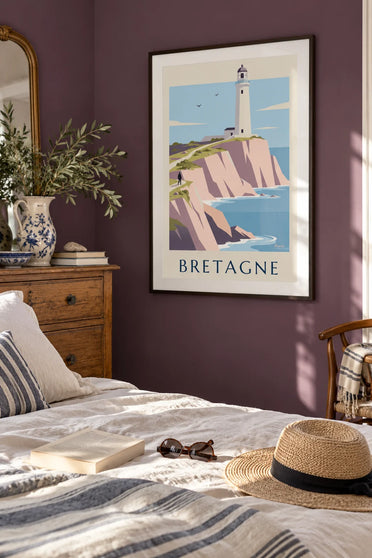 Poster witte vuurtoren boven op de roze kliffen van de Bretonse kust: ingelijst aan de muur
