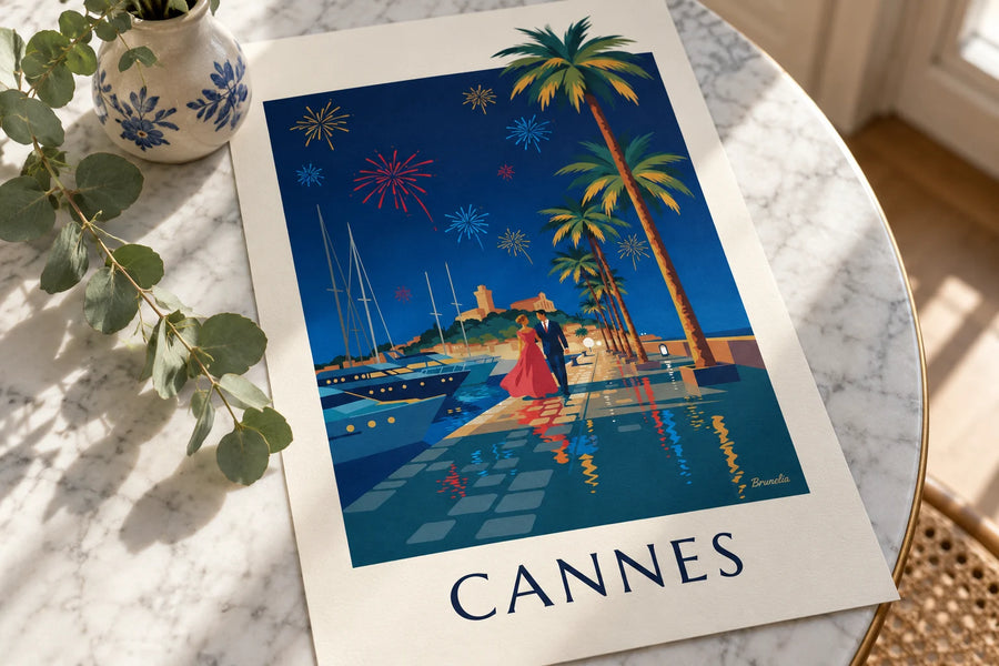 Poster stel onder de palmbomen van Cannes op een avond met vuurwerk: op een tafel