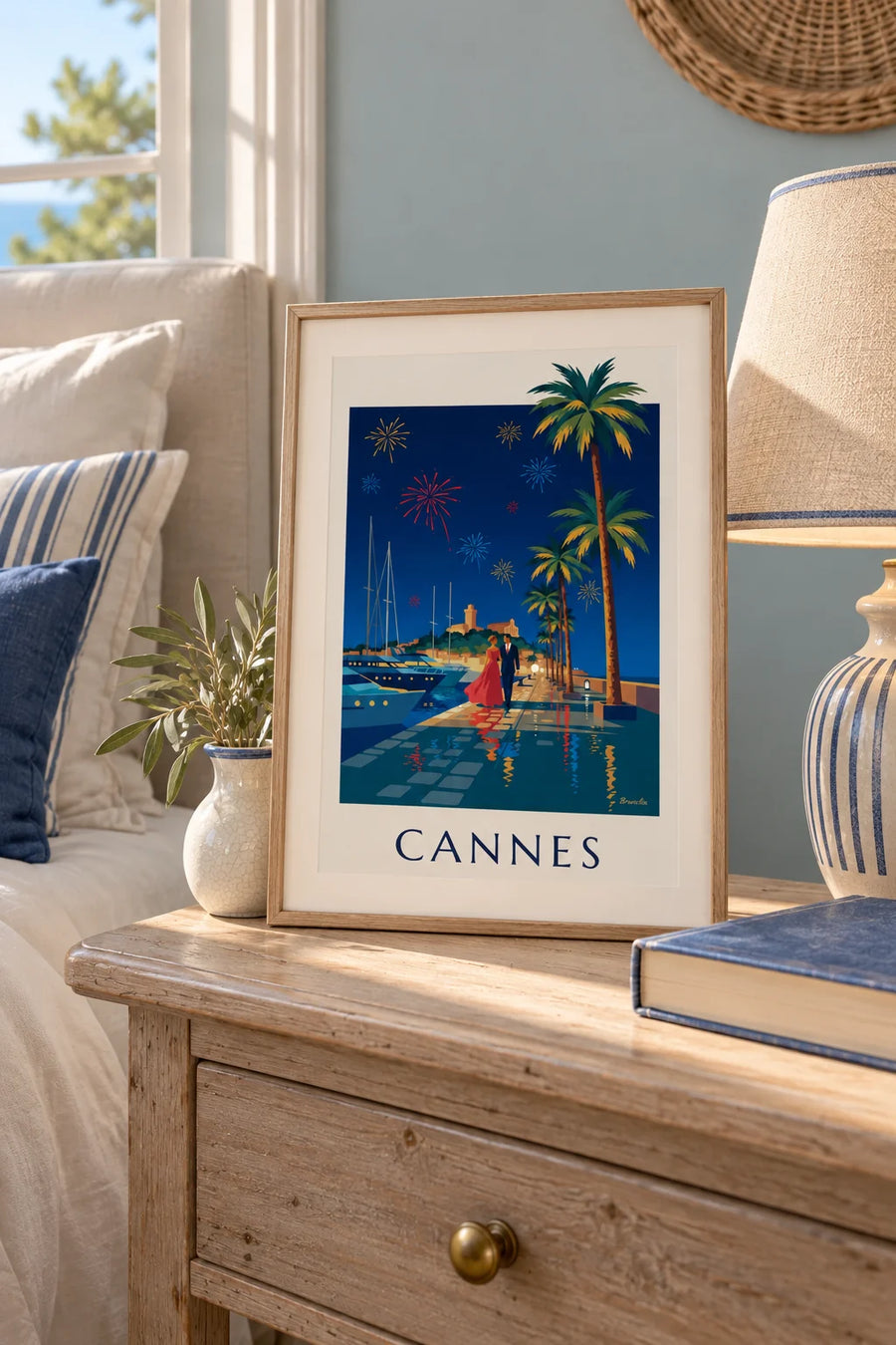 Poster stel onder de palmbomen van Cannes op een avond met vuurwerk: klein formaat A4 ingelijst