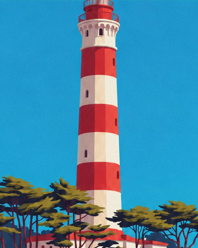 Le phare rayé rouge et blanc dressé dans le ciel bleu, au-dessus des pins
