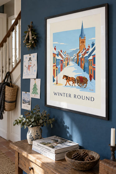 Poster van een paard en wagen in een besneeuwd dorp: ingelijst aan de muur