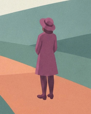 Un personnage de dos en manteau et chapeau mauves sur une allée orangée