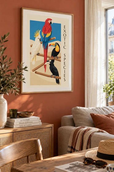 Poster ornithologische classificatie van exotische vogels: ingelijst aan de muur