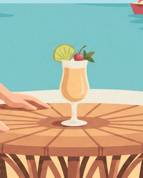 Le Mai Tai orné d'une rondelle de citron vert et d'une cerise, posé sur la table ronde en bois