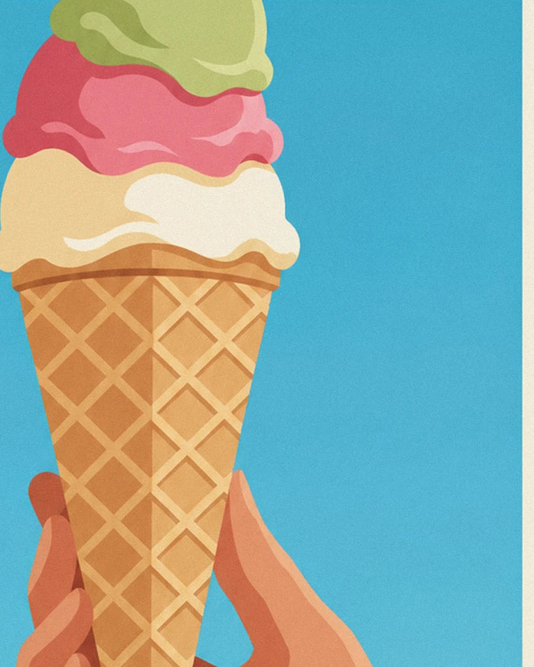 Poster ijshoorntje met 3 bollen aan zee: detail in close-up