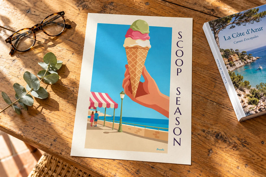 Poster ijshoorntje met 3 bolletjes aan zee: op een tafel