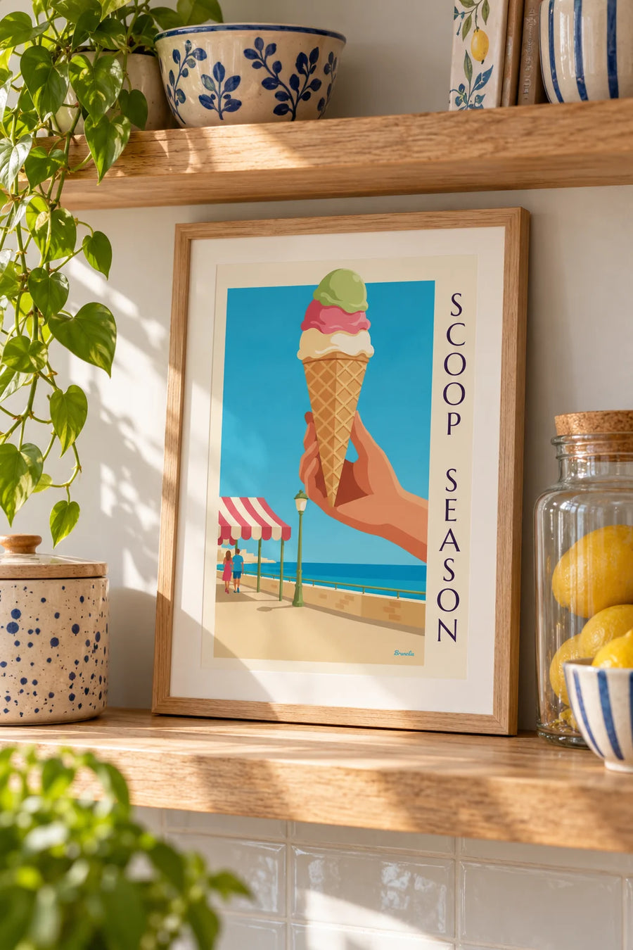 Poster van een ijshoorntje met 3 bolletjes aan zee: klein formaat A4 ingelijst