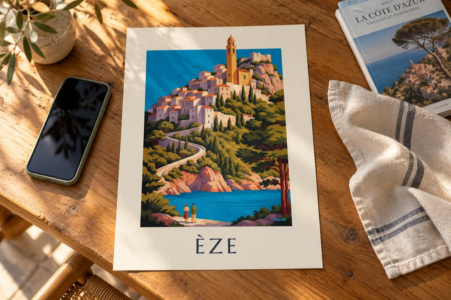 Poster Èze, dorp op de heuvel boven de Middellandse Zee: op een tafel