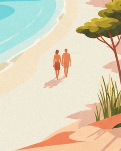 Un couple main dans la main sur le sable clair, entre l'eau turquoise et un pin