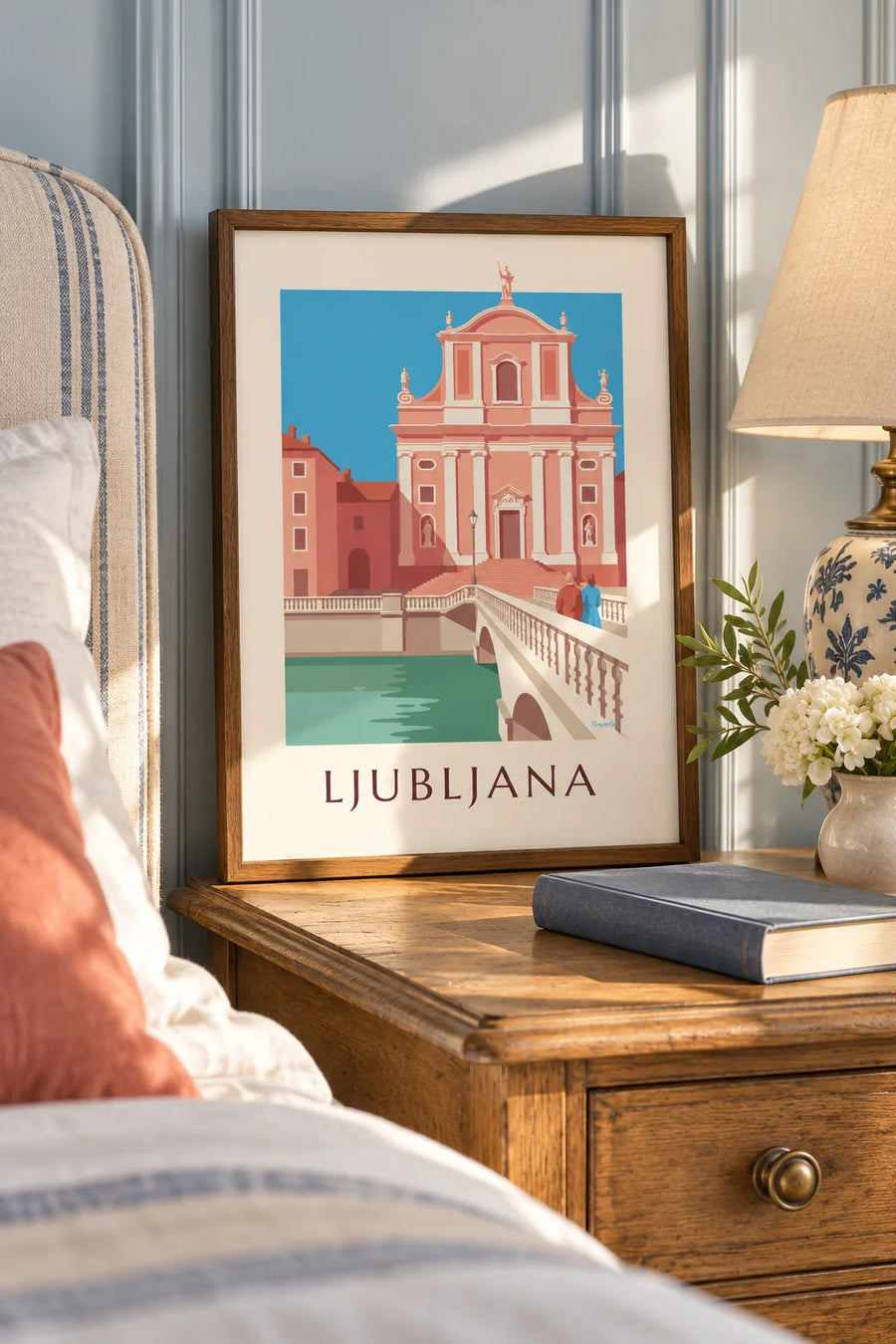 Poster roze franciscanenkerk van Ljubljana: klein formaat A4 in lijst