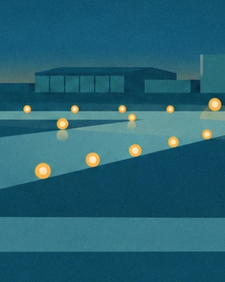 Les lumières jaunes de la piste devant les bâtiments sombres de l’aéroport