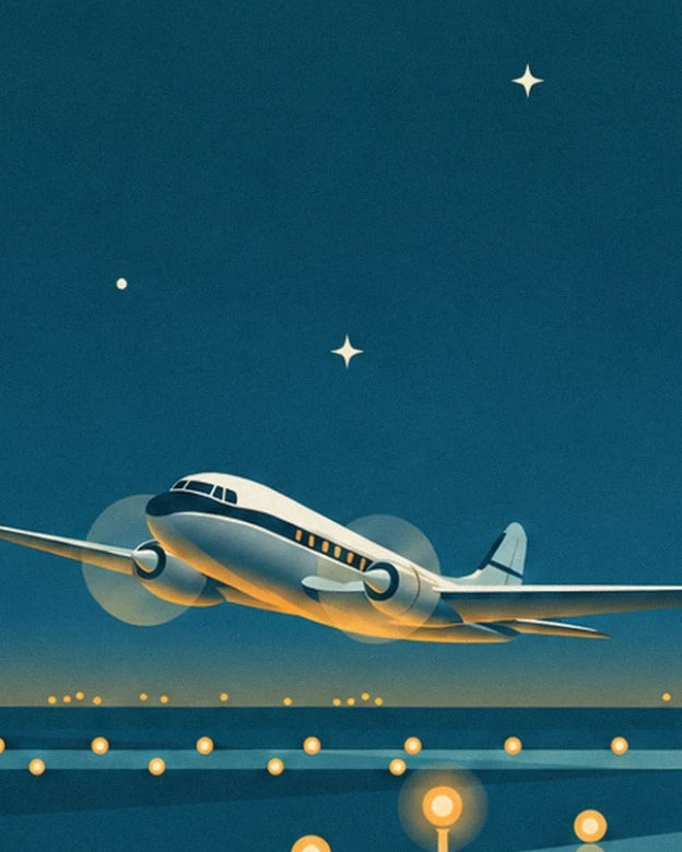 L’avion à hélices blanc et bleu au-dessus de la piste balisée de lumières dorées