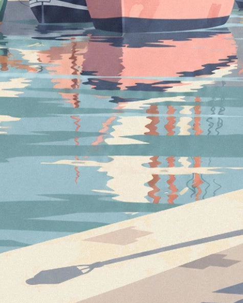 Les reflets roses du voilier dans l'eau turquoise et l'ombre d'un lampadaire sur le quai