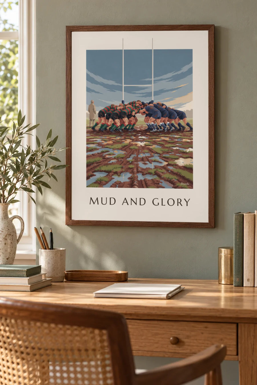 Poster van een rugbyscrum in de modder onder een regenachtige lucht: klein formaat A4 ingelijst