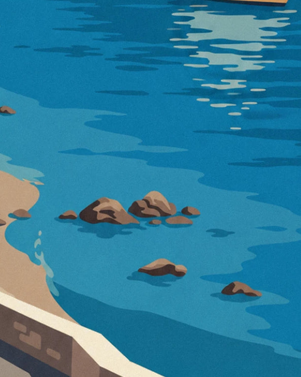 L'eau bleue et ses reflets, avec 5 rochers bruns qui affleurent près de la plage