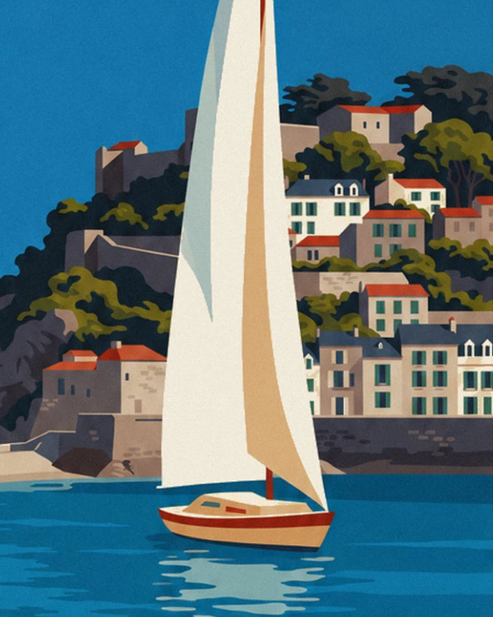 Le voilier à voile blanche devant la colline aux villas à volets verts et toits rouges