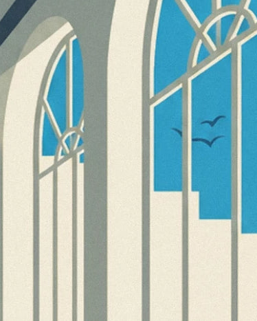 Les hautes fenêtres cintrées de la salle de sport et les oiseaux dans le ciel bleu