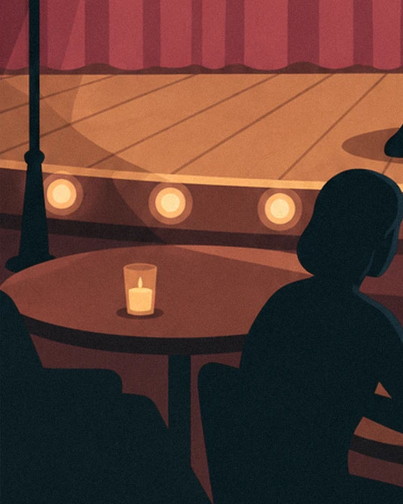 Een kaars op een ronde tafel en het silhouet van een vrouw in het publiek, naar het podium gekeerd