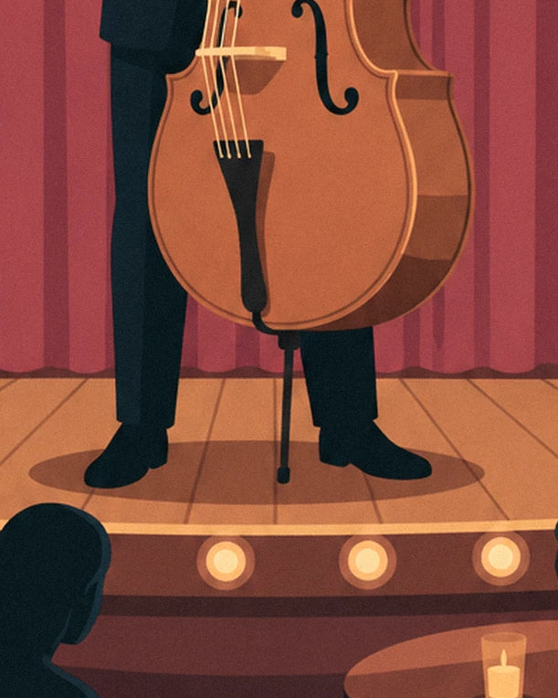 De lichte houten contrabas en de zwarte schoenen van de muzikant, op het verlichte podium