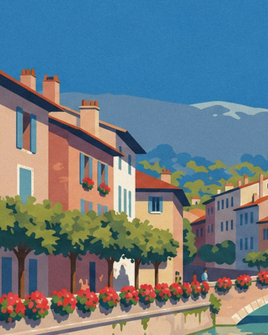 Les façades roses et ocre au bord du canal, avec leurs platanes et leurs géraniums rouges