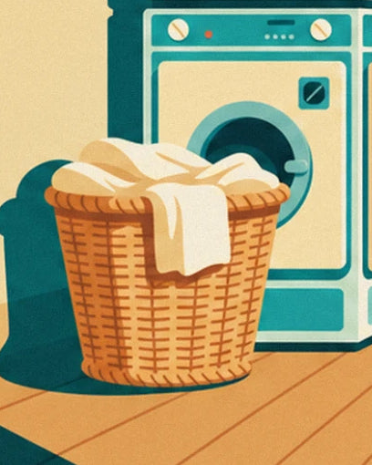 Le panier en osier plein de linge blanc devant la machine à laver turquoise