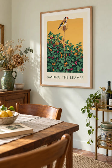 Poster putter op een kaardebol boven de bessen: ingelijst aan de muur