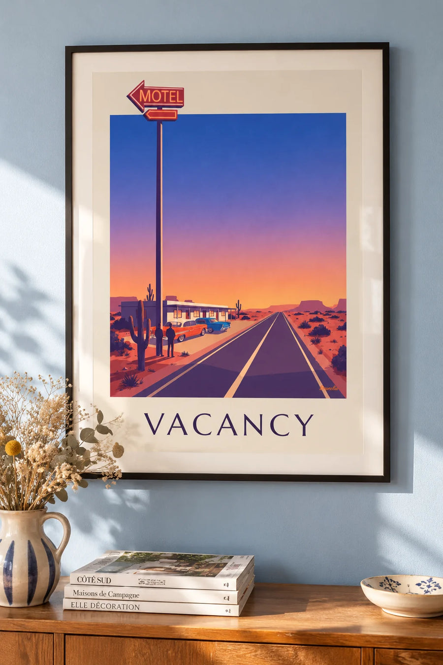 Poster neonreclame van een motel langs een woestijnweg: ingelijst aan de muur