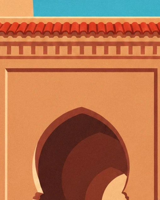 L’arc en ogive aux teintes ocre et brunes, sous une frise et des tuiles rouges