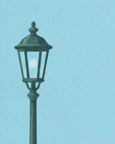 Un réverbère vert sombre à lanterne vitrée sur fond de ciel bleu
