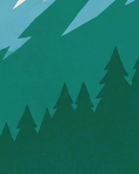 Les silhouettes de sapins vert sombre sur les versants boisés de la montagne