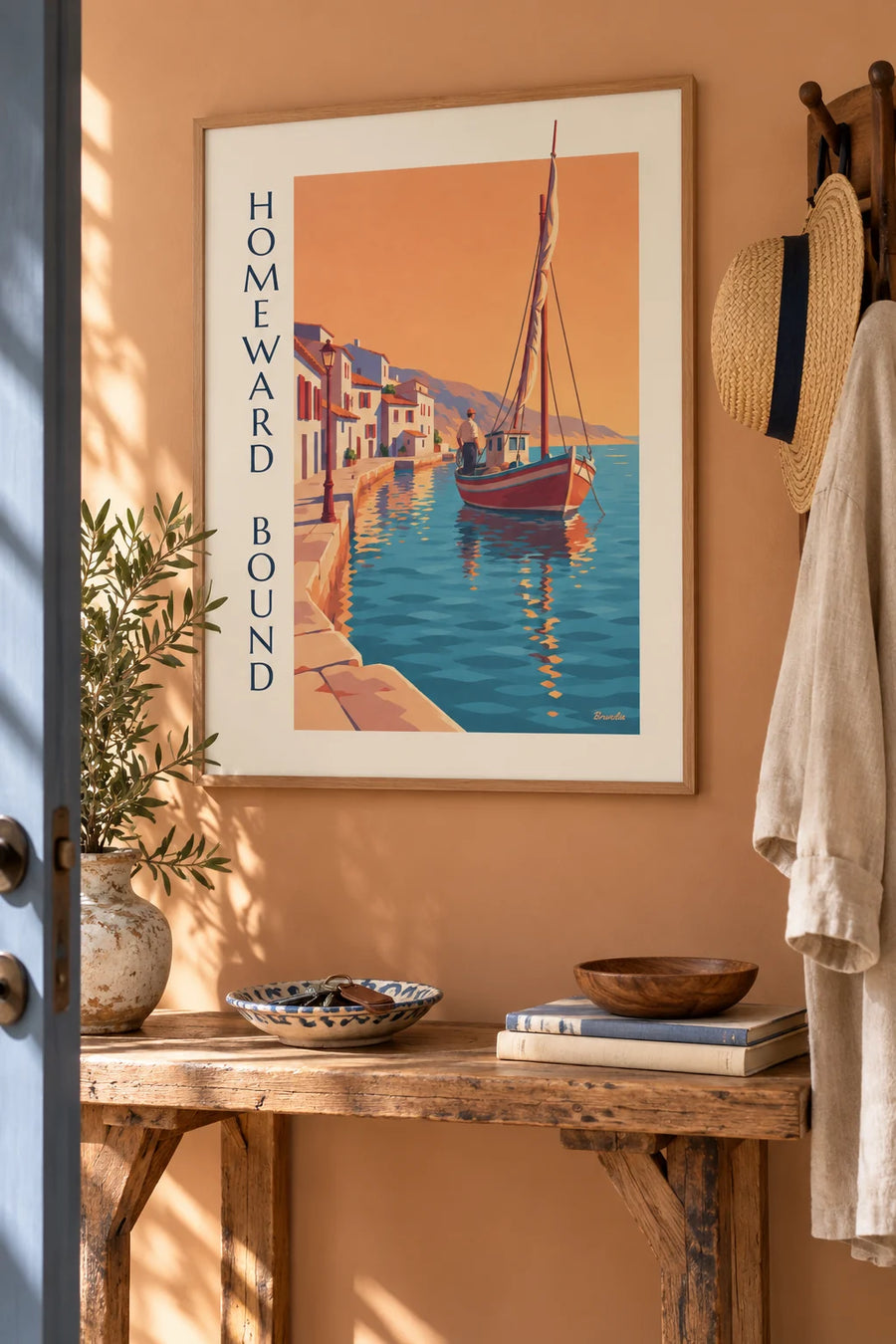 Poster traditionele vissersboot die bij zonsondergang de haven binnenvaart: ingelijst aan de muur