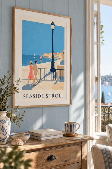 Poster van een elegant stel tijdens een wandeling aan zee: ingelijst aan de muur