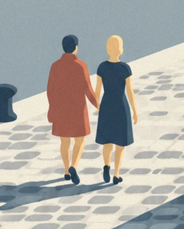 The two walkers seen from behind, in a red coat and navy blue dress, on the quay’s cobbles