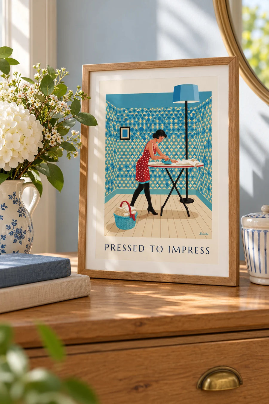 Affiche pin-up repassant une chemise sur sa planche à repasser : petit format A4 encadré
