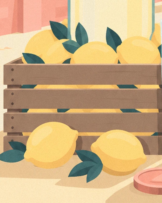 La cagette en bois remplie de citrons, avec 2 fruits et leurs feuilles sur la table