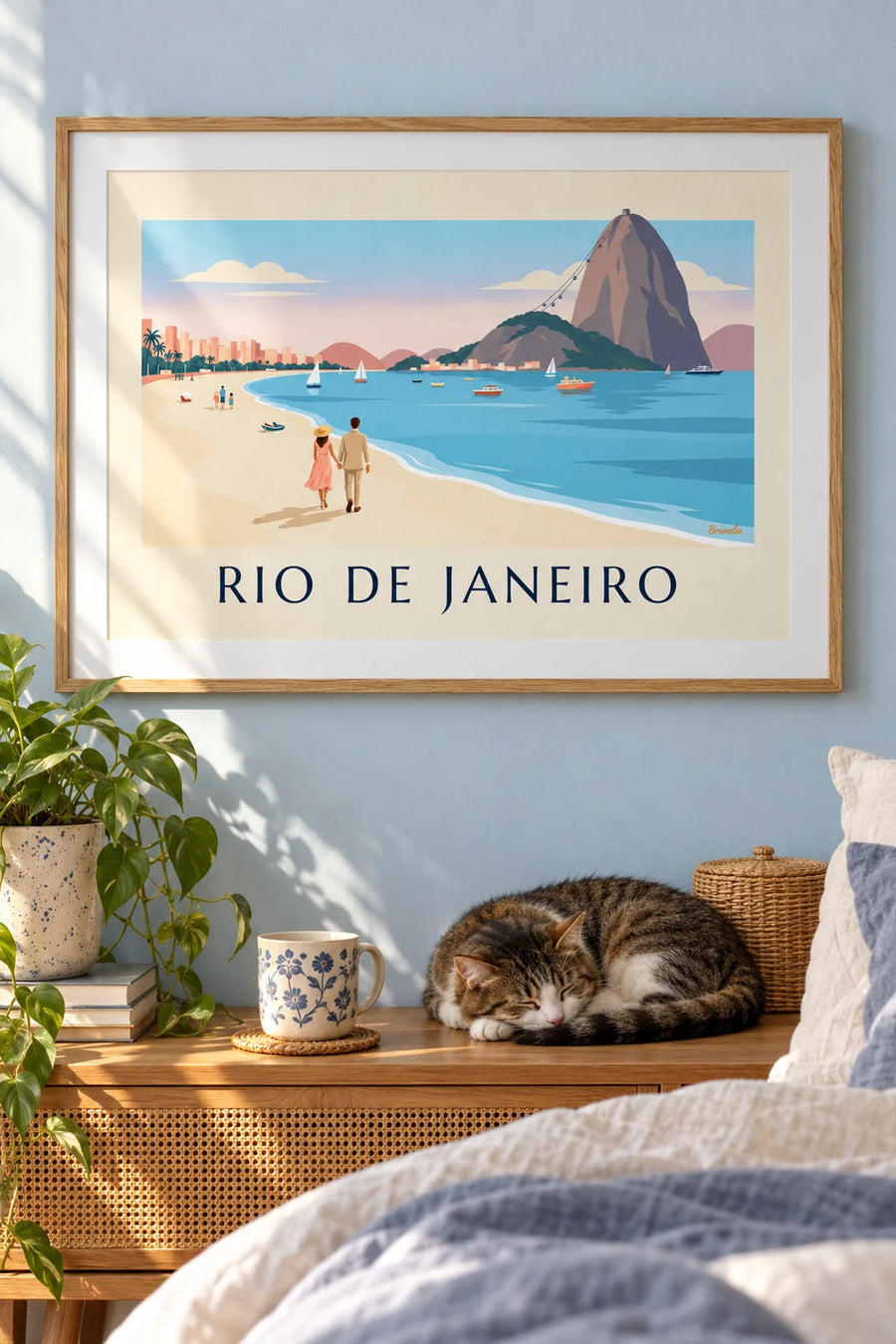 Poster koppel op het strand van Botafogo met de Suikerbroodberg in Rio: ingelijst aan de muur