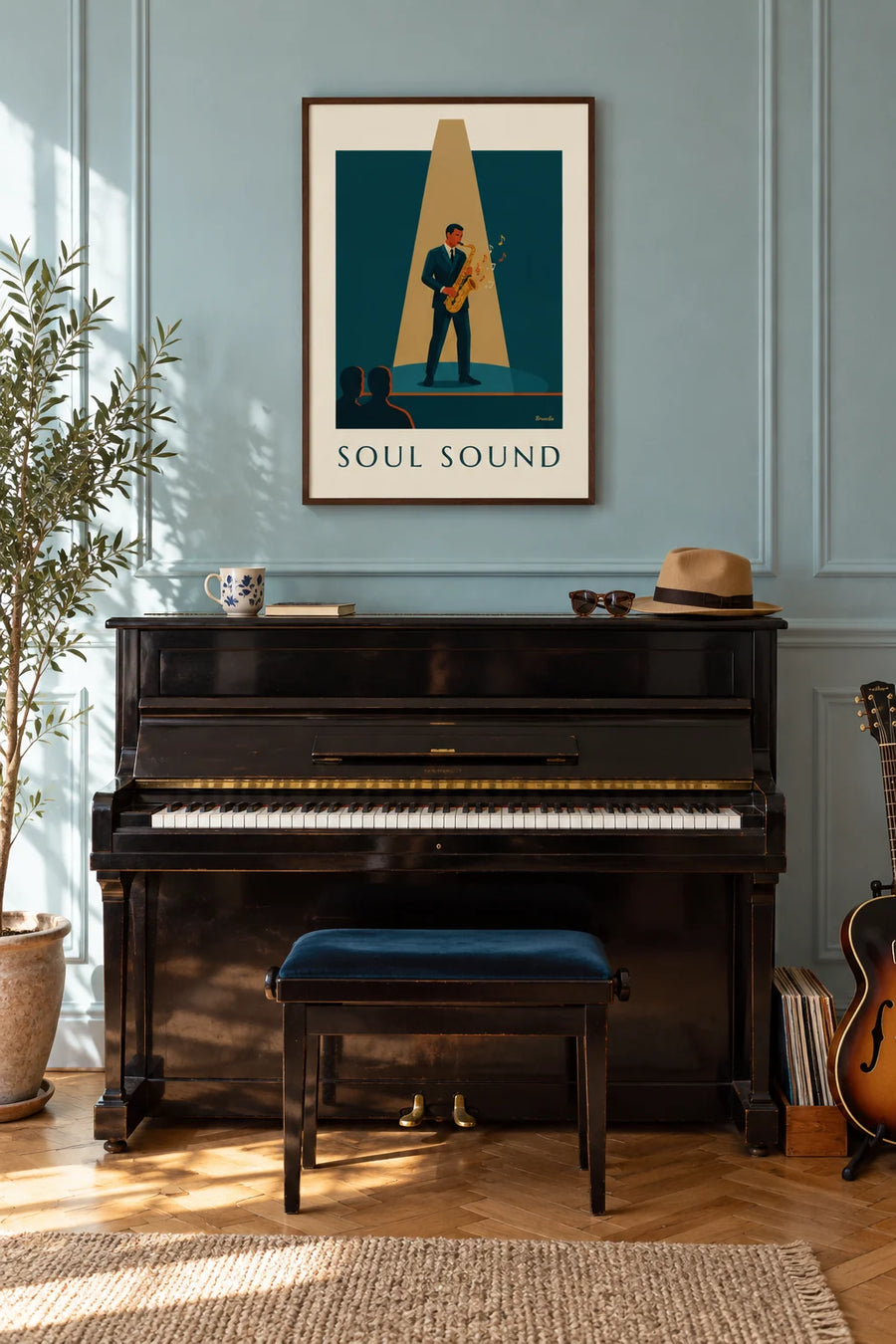 Poster van een gouden saxofoon onder een bundel jazzlicht: ingelijst aan de muur