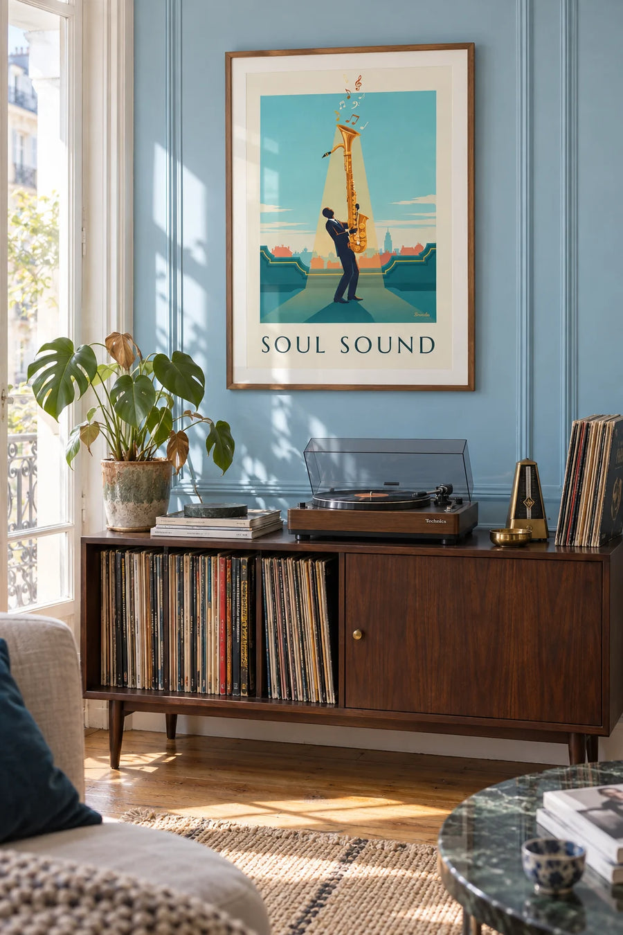 Affiche saxophone doré sous un faisceau de lumière jazz : encadrée au mur