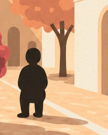 Une silhouette noire dans la rue ensoleillée, entre un arbre orangé et les façades crème