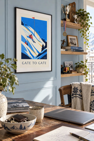 Poster slalomskiër tussen de rode en blauwe poortjes: ingelijst aan de muur