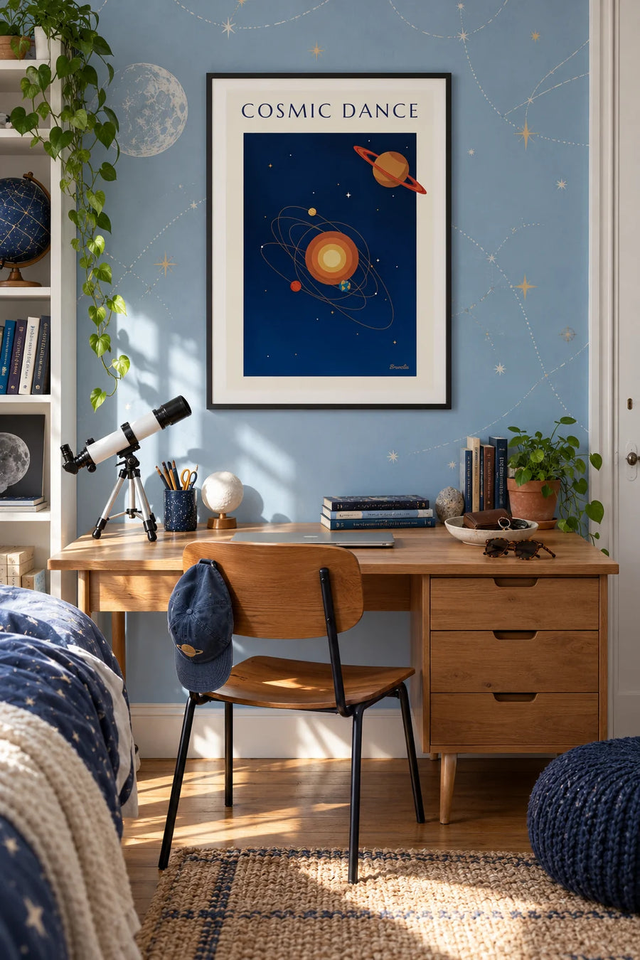 Poster Saturnus en planeten in een baan om de zon op nachtblauwe achtergrond: ingelijst aan de muur
