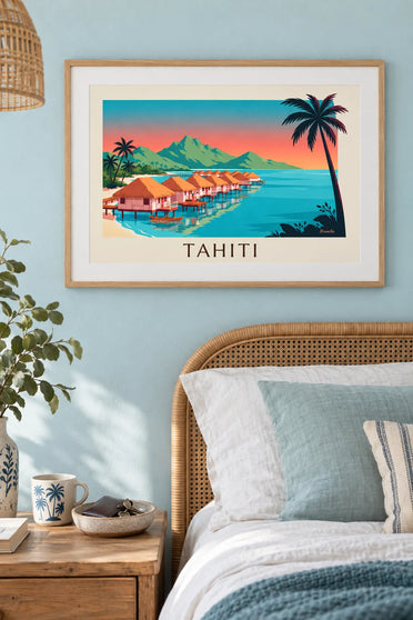 Poster van bungalows op palen in Tahiti bij zonsondergang: ingelijst aan de muur