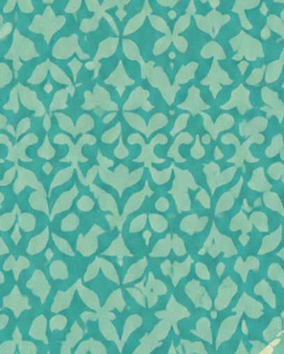 Het turquoise behang met bleekgroene blad- en bloemmotieven