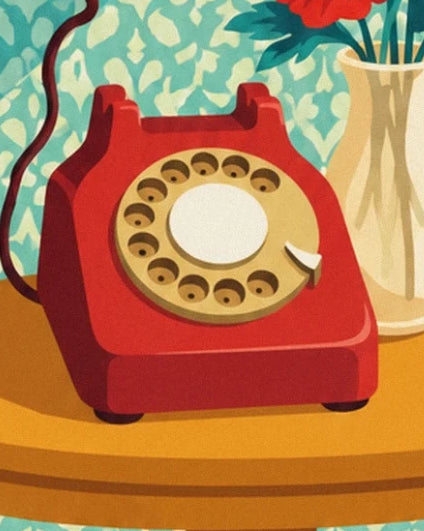 De rode telefoon met gouden draaischijf op het bijzettafeltje, naast een crèmekleurige vaas